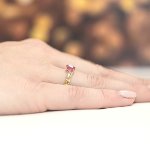Pierścionek z Rubinem 0,60ct i Brylantami z białego złota próby 585. W-0068RB